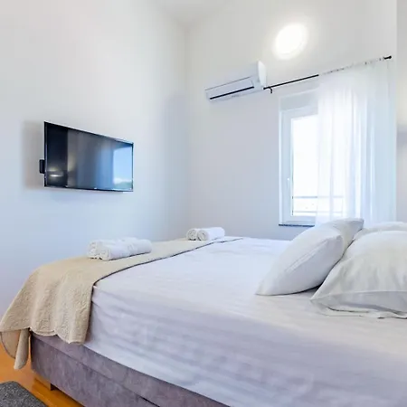 Lola 1 Apartment *